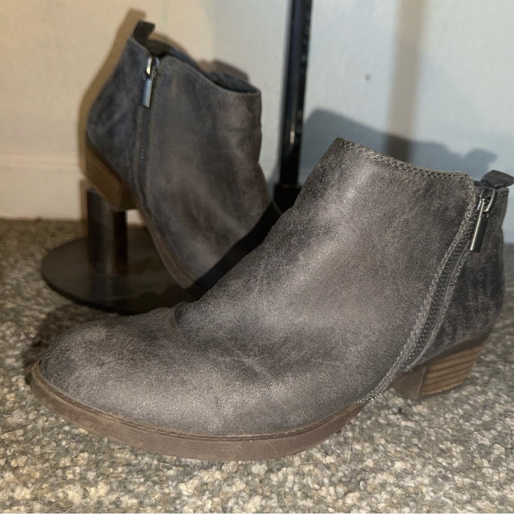 Carlos by Carlos Santana Grey ankle boots with a boho touch